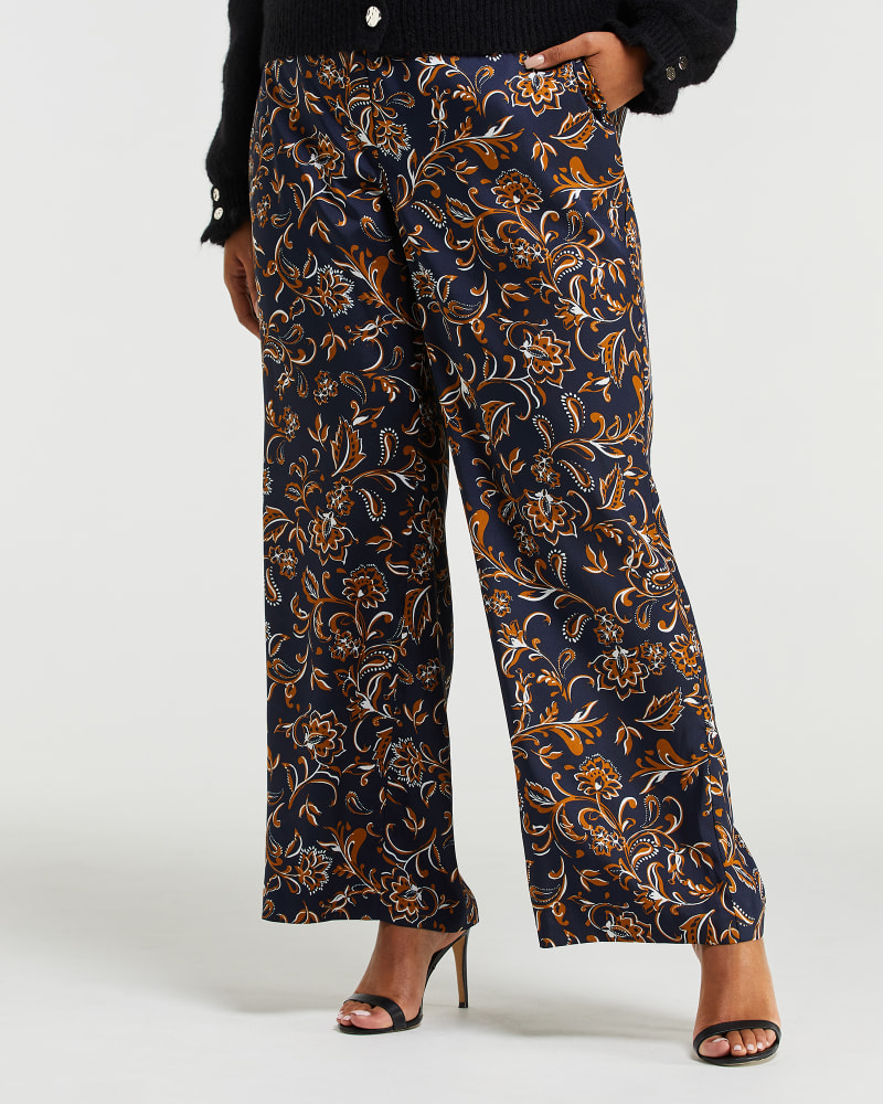 Front of a model wearing a size 1X Capitano Pant in Print by Estelle. | dia_product_style_image_id:264190